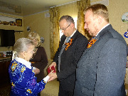 В.В. Суслин и А.В. Пинаев вручают юбилейные медали ветеранам войны
